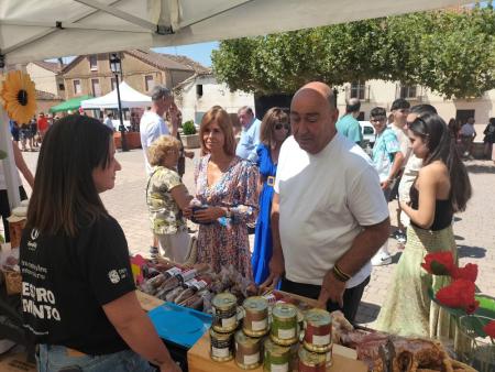 Imagen Torreiglesias estrena su Feria de las Flores con una gran respuesta del público en la tercera parada de la Caravana de Alimentos de Segovia
